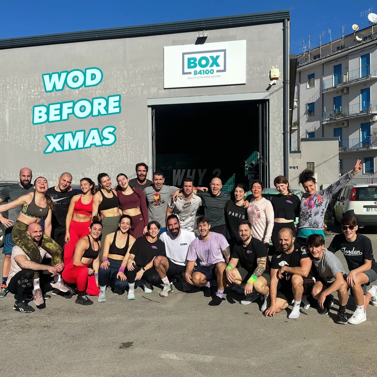 La community del BOX 84100 riunita all’esterno della palestra